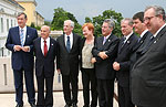 Kutsuvieraita Unkarin presidentinpalatsin parvekkeella: Slovenian presidentti Danilo Türk (vas.), Sveitsin presidentti Hans-Rudolf Merz, Unkarin presidentti László Sólyom, tasavallan presidentti Tarja Halonen, Itävallan liittopresidentti Heinz Fischer, Saksan liittopresidentti Horst Köhler, Albanian presidentti Bamir Topi sekä Maltan ritarikunnan suurmestari Matthew Festing. Copyright © Tasavallan presidentin kanslia