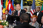  YK:n pääsihteeri Ban Ki-moon (kesk.) isännöi valtiopäämiesten lounasta New Yorkissa keskiviikkona 23. syyskuuta. Pöydän ääressä Yhdysvaltain presidentti Barack Obama (vas), tasavallan presidentti Tarja Halonen ja Venäjän presidentti Dmitri Medvedev. Kuva: UN Photo/Eskinder Debebe