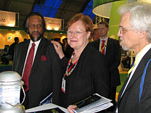 Hallitustenvälisen ilmastopaneelin IPCC:n puheenjohtaja R.K. Pachauri, presidentti Halonen ja tohtori Arajärvi tutustuvat Delhin kokouksen ilmastonmuutosnäyttelyyn. Copyright © Tasavallan presidentin kanslia
