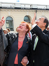 Presidentti Tarja Halonen ja YK:n pääsihteeri Ban Ki-moon vilkuttavat kuvaajille Presidentinlinnan pihalla. Copyright © Tasavallan presidentin kanslia