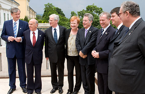 Kuva alla: Kutsuvieraita Sándor -palatsin parvekkeella: Slovenian presidentti Danilo Türk (vas.), Sveitsin presidentti Hans-Rudolf Merz, Unkarin presidentti László Sólyom, tasavallan presidentti Tarja Halonen, Itävallan liittopresidentti Heinz Fischer, Saksan liittopresidentti Horst Köhler, Albanian presidentti Bamir Topi sekä Maltan ritarikunnan suurmestari Matthew Festing. Copyright © Tasavallan presidentin kanslia