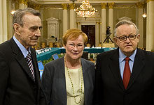 Presidentti Mauno Koivisto, tasavallan presidentti Tarja Halonen ja presidentti Martti Ahtisaari Presidenttifoorumissa. Copyright © Tasavallan presidentin kanslia 