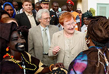 Presidentti Halonen ja tohtori Arajärvi tutustuivat nuorten perustamaan Afrikan lapsityöläisten liikkeeseen (AMWCY) Grand Mbaun kylässä Senegalissa. Kuva: Tasavallan presidentin kanslia