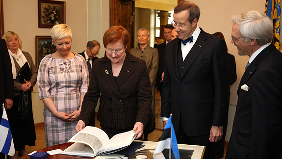 Rouva Evelin Ilves (vas.), tasavallan presidentti Tarja Halonen, Viron presidentti Toomas Hendrik Ilves ja tohtori Pentti Arajärvi. Copyright © Tasavallan presidentin kanslia