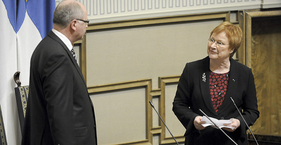 Eduskunnan puhemies Eero Heinäluoma kuuntelee, kun tasavallan presidentti Tarja Halonen avaa valtiopäivät. Kuva: Lehtikuva