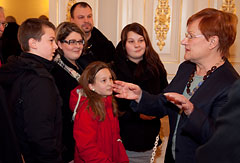 Presidentti Halonen tervehti Presidentinlinnan vierailijoita.  Copyright © Tasavallan presidentin kanslia 