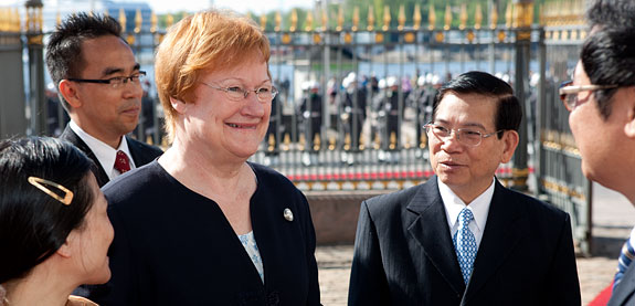  Tasavallan presidentti Tarja Halonen ja Vietnamin presidentt Nguyen Minh Triet Presidentinlinnan aurinkoisella pihalla. Copyright © Tasavallan presidentin kanslia