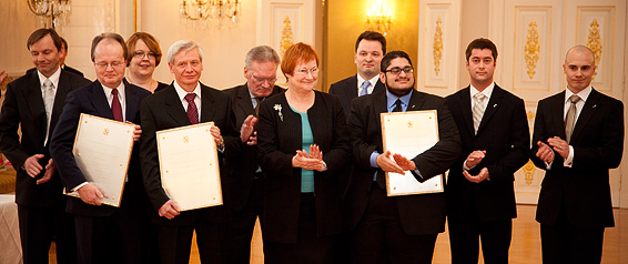 Vuoden 2009 kansainvälistymispalkinnonsaaja yhteiskuvassa.  Copyright &copy; Tasavallan presidentin kanslia