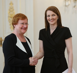 Presidentti Tarja Halonen ja uusi pääministeri Mari Kiviniemi Presidentinlinnassa. Kuva: Tasavallan presidentin kanslia