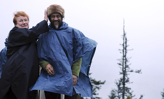 Presidentti Halonen ja tohtori Pachauri Kolin kansallispuistossa. Kuva: Varpu Heiskanen / Koli Forum 