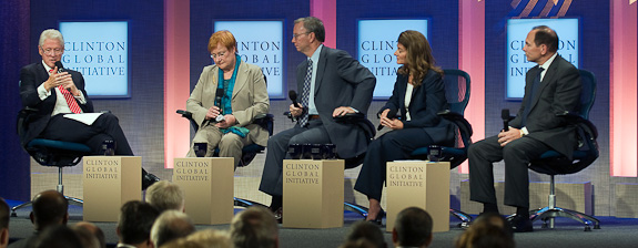 Clinton Global Initiative: I den diskussion som leddes av president Clinton (till vänster) deltog förutom president Halonen även Googles verkställande direktör Eric Schmidt, Bill & Melinda Gates-stiftelsens ordförande Melinda Gates samt Procter & Gambles verkställande direktör Bob McDonald. Foto: Mika Horelli 