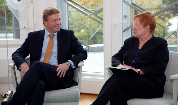  EU:n laajentumiskomissaari Stefan Füle ja presidentti Tarja Halonen Mäntyniemessä 18. lokakuuta 2010.. Copyright © Tasavallan presidentin kanslia