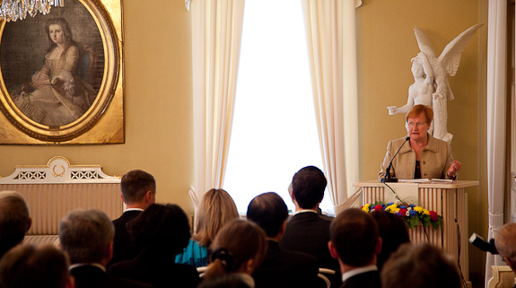 Presidentti Halonen puhuu 1325-päätöslauselman kymmenenvuotiseminaarissa Smolnassa 22.10.2010. Copyright © Tasavallan presidentin kanslia