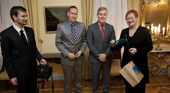 Varusmiesliiton edustajat päätoimittaja Juho Kuorikoski (vas) puheenjohtaja Jussi Mäkinen ja varapuheenjohtaja Mikko Kiviluoma.