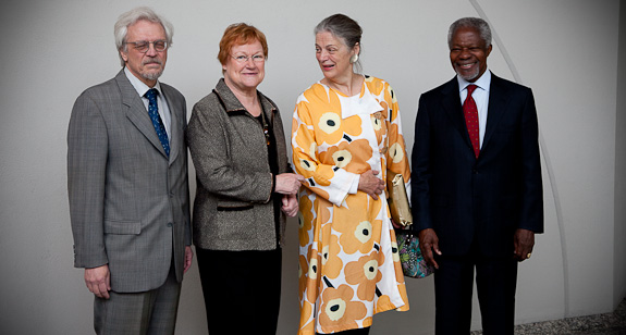Tohtori Pentti Arajärvi, presidentti Tarja Halonen, Nane Maria Annan ja Kofi Annan Mäntyniemessä. Copyright &copy; Tasavallan presidentin kanslia