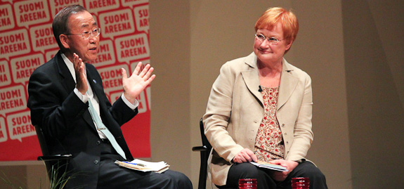 YK:n pääsihteeri Ban Ki-moon ja tasavallan presidentti Tarja Halonen SuomiAreenan keskustelussa 15. heinäkuuta 2011. Copyright © Tasavallan presidentin kanslia