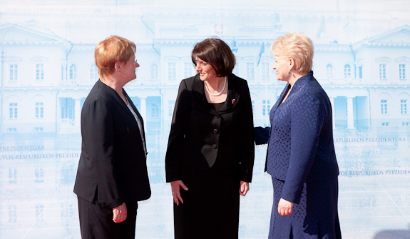 Presidentti Tarja Halonen, Kosovon presidentti Hashim Thaçi ja Liettuan presidentti Dalia Grysbauskaite Vilnassa 30. kesäkuuta 2011. 