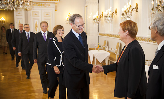 Ulkoministeriön valtiosihteeri Pertti Torstila johdattaa suurlähettiläät presidentti Halosen ja tohtori Arajärven järjestämälle vastaanotolle Presidentinlinnaan. Copyright © Tasavallan presidentin kanslia  