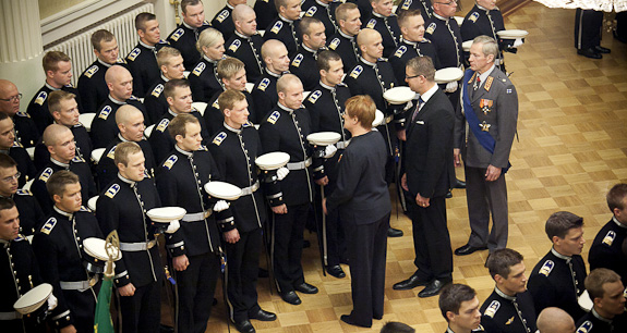 Tasavallan presidentti Tarja Halonen, puolustusministeri Stefan Wallin ja puolustusvoimain ylipäällikkö Ari Puheloinen tervehtivät kadetteja. Valmistuvien kadettien ylentäminen 25.8.2011. Copyright © Tasavallan presidentin kanslia