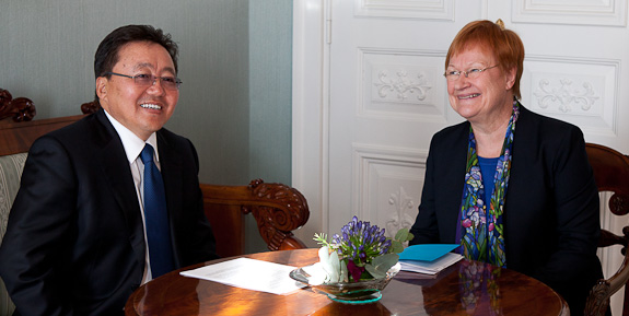 Mongolian presidentti Tsakhia Elbegdorj ja presidentti Tarja Halonen Presidentinlinnassa keskiviikkona 6. lokakuuta. Copyright © Tasavallan presidentin kanslia