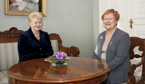 Liettuan presidentti Dalia Grybauskaite ja tasavallan presidentti Tarja Halonen keskustelivat Presidentinlinnassa. Copyright &copy; Tasavallan presidentin kanslia