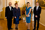  Tohtori Pentti Arajärvi, tasavallan presidentti Tarja Halonen, kruununprinsessa Victoria ja prinssi Daniel Presidentinlinnassa ennen päivällistä. Copyright © Tasavallan presidentin kanslia