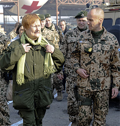 Presidentti Halonen keskusteli kriisinhallintajoukon komentajan, everstiluutnantti Mikael Feldtin kanssa muun muassa alueen turvallisuustilanteesta. Elina Katajamäki/Puolustusvoimat