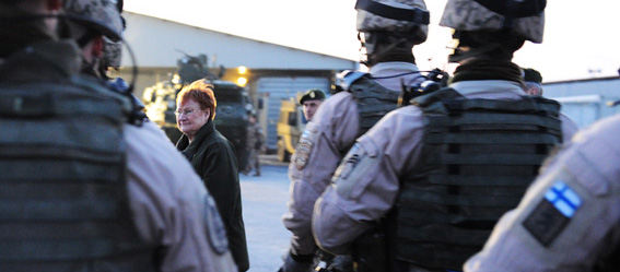 Suomen armeijan ylipäällikkö, tasavallan presidentti Tarja Halonen tarkasti jääkäreistä koostuneen kunniajoukkueen heti Camp Northern Lightsiin saavuttuaan. Kuva: Elina Katajamäki/Puolustusvoimat