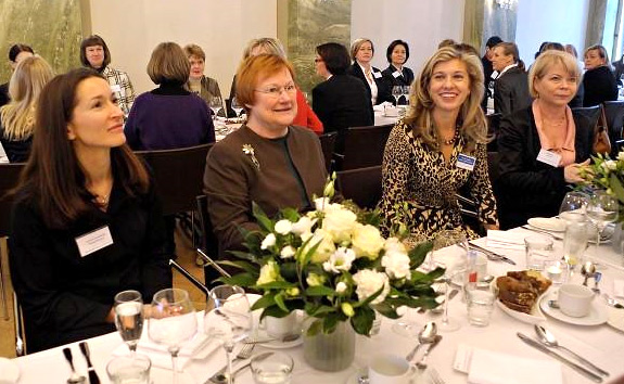 Tasavallan presidentti Tarja Halonen Amerikkalaisen kauppakamarin AmChamin naisverkoston lounastilaisuudessa. Copyright &copy; Tasavallan presidentin kanslia