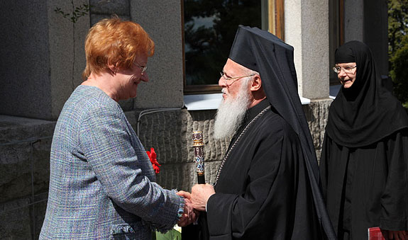 Tasavallan presidentti Tarja Halonen ja  Konstantinopolin ekumeenisen patriarkka Bartolomeos  15. kesäkuuta 2010 Kultarannassa.  Copyright © Tasavallan presidentin kanslia