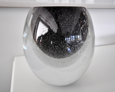 Timo Sarpanevan suunnittelema uniikki taidelasimalja oli presidentin lahja hääparille. Kuva: Tasavallan presidentin kanslia.