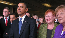 Huhtikuun EU-USA-huippukokouksessa Prahassa päämininisteri Matti Vanhanen (vas.), Ranskan presidentti Nicolas Sarkozy, Yhdysvaltain presidentti Barack Obama, tasavallan presidentti Tarja Halonen ja Saksan liittokansleri Angela Merkel. 