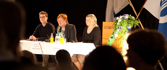 President Tarja Halonen och tillställningens konferencierer Amir Wafin (till vänster) och Sini Huuskola. Copyright &copy; Republikens presidents kansli