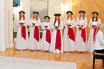  Vuoden 2011 Lucia-neito Nora Peltola ja kuorolaiset esittivät tervehdyksensä ensimmäisenä. Copyright &copy; Tasavallan presidentin kanslia
