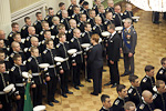 Tasavallan presidentti Tarja Halonen, puolustusministeri Stefan Wallin ja puolustusvoimain komentaja Ari Puheloinen tervehtivät kadetteja. Valmistuvien kadettien ylentäminen 25.8.2011. Copyright © Tasavallan presidentin kanslia 