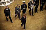 Tasavallan presidentti tervehtii sotatieteiden maisterikurssilla opiskelevia yliluutnantteja Peilisalissa. Valmistuvien kadettien ylentäminen 25.8.2011. Copyright © Tasavallan presidentin kanslia  