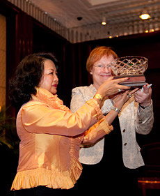 Naisjohtajapalkinnon luovutti Shanghaissa presidentti Haloselle Global Summit of Women &ndash;järjestön johtaja Irene Natividad (vas.).