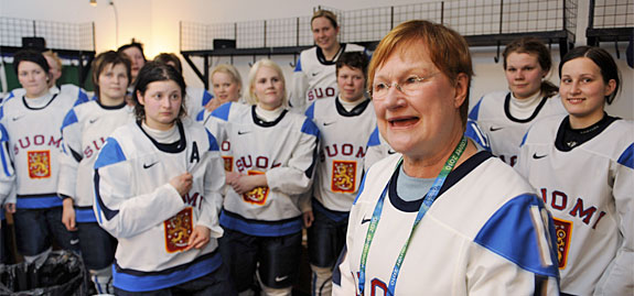 Presidentti Halonen onnitteli Suomen naisten jääkiekkojoukkuetta pronssimitalista. Kuva: Lehtikuva