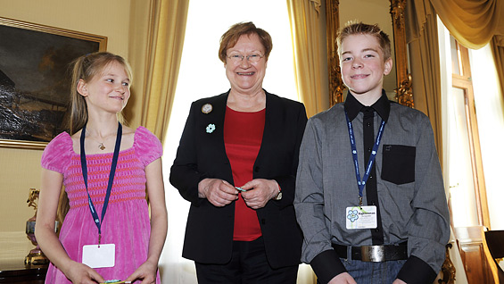 President Halonen köpte majblomman av Elisabet och William Kauremaa. Bild: Lehtikuva