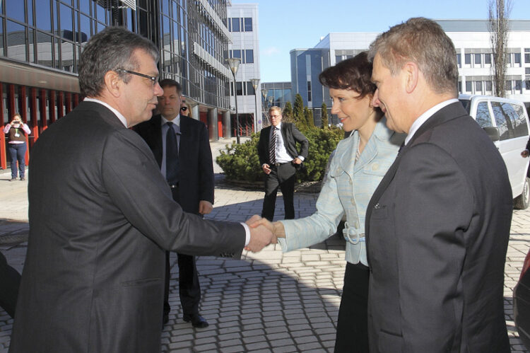  President Sauli Niinistö anländer tillsammans med makan Jenni Haukio till Nokias campus i Salo. De mottas av logistikansvarige direktören Juha Putkiranta. Copyright © Nokia 