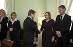 Presidentti Niinistö kättelee hallituksen ennen siirtymistä tasavallan presdentin istuntosaliin valtioneuvostossa. Copyright © Tasavallan presidentin kanslia