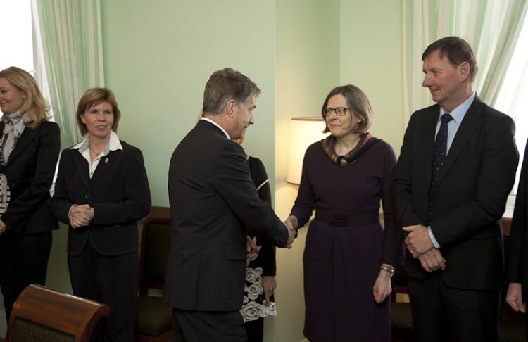  Presidentti Niinistö kättelee hallituksen ennen siirtymistä tasavallan presdentin istuntosaliin valtioneuvostossa. Copyright © Tasavallan presidentin kanslia 