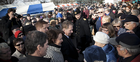 President of the Republic Sauli Niinistö and Mrs Jenni Haukio had coffee on Market Square in Salo. Copyright © Office of the President of the Republic of Finland 