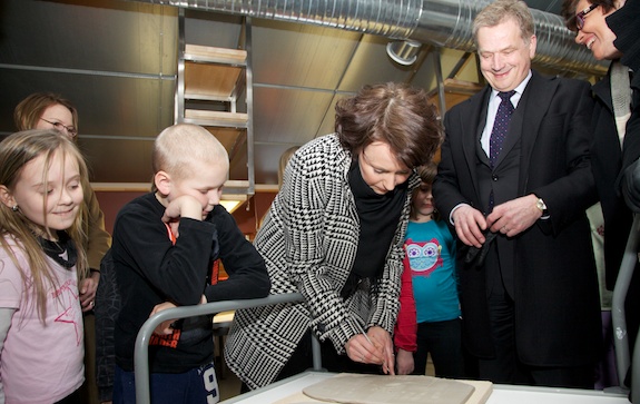President Niinistö and Mrs Jenni Haukio wrote their names in clay at the visual arts school for children and adolescents in Forssa. Copyright © Office of the President of the Republic of Finland