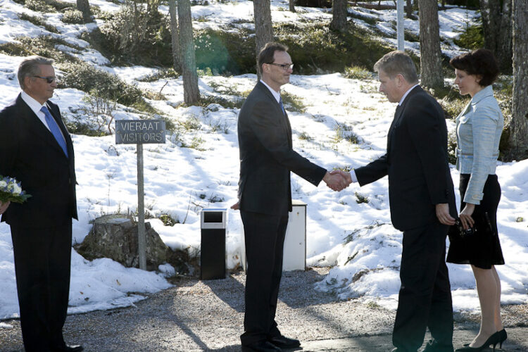  Halikko Works Oy:n toimitusjohtaja Markku Rajala (kesk.) ja Halikko Group-konsernin hallituksen puheenjohtaja Seppo Ahonen (vas.) toivottavat tasavallan presidentti Sauli Niinistön ja puoliso Jenni Haukion tervetulleeksi. Matka Saloon ja Forssaan 20. maaliskuuta 2012. Copyright © Tasavallan presidentin kanslia