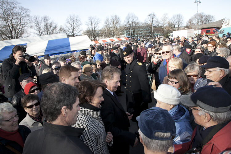  President Sauli Niinistö dricker tillsammans med makan Jenni Haukio torgkaffe på torget i Salo och pratar med ortsborna. Copyright © Republikens presidents kansli