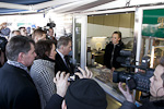  President Sauli Niinistö dricker tillsammans med makan Jenni Haukio torgkaffe på torget i Salo och pratar med ortsborna. Copyright © Republikens presidents kansli