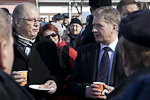  President Sauli Niinistö dricker tillsammans med makan Jenni Haukio torgkaffe på torget i Salo och pratar med ortsborna. Copyright © Republikens presidents kansli