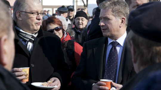 Kaupunginjohtaja Antti Rantakokko ja presidentti Sauli Niinistö torikahvilla. Copyright © Tasavallan presidentin kanslia