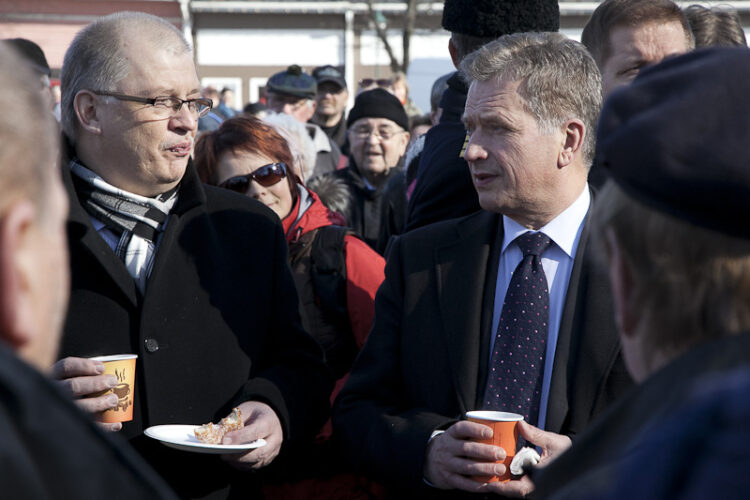  President Sauli Niinistö dricker tillsammans med makan Jenni Haukio torgkaffe på torget i Salo och pratar med ortsborna. Copyright © Republikens presidents kansli